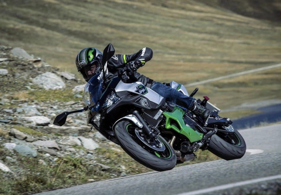 Bình xăng cơ bắp – đặc trưng của dòng Ninja. Ảnh: S.T kawasaki-ninja-7-hybrid-1-2680-2656-1949-1696782805.jpg