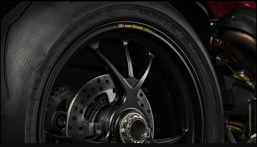 Phanh Brembo Stylema cao cấp giúp kiểm soát lực phanh chính xác. Ảnh: S.T tin-xe-1072.png