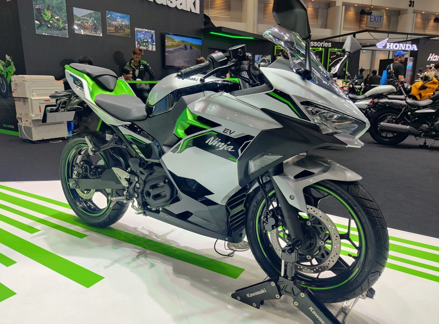Kawasaki Ninja e‑1 sở hữu thiết kế thể thao đầy cá tính, giữ nguyên phong cách đặc trưng của dòng Ninja truyền thống. Ảnh: S.T 1471.png
