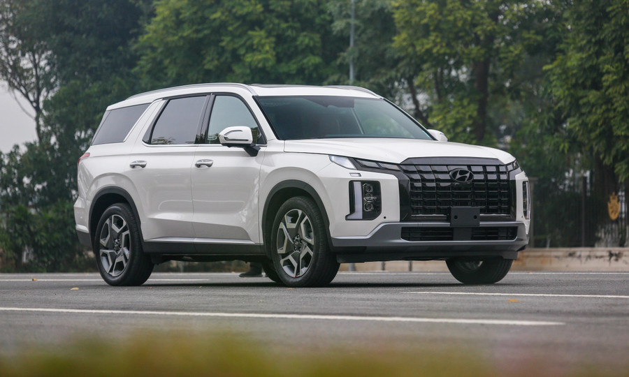 Ngoại thất bề thế, hiện đại của Hyundai Palisade 2023 với lưới tản nhiệt cỡ lớn và đèn LED đặc trưng. Ảnh: S.T 16.jpg