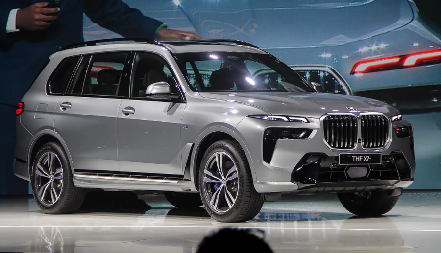 BMW X7 2023 – mẫu SUV hạng sang 7 chỗ có giá khởi điểm từ 6,3 tỷ đồng.