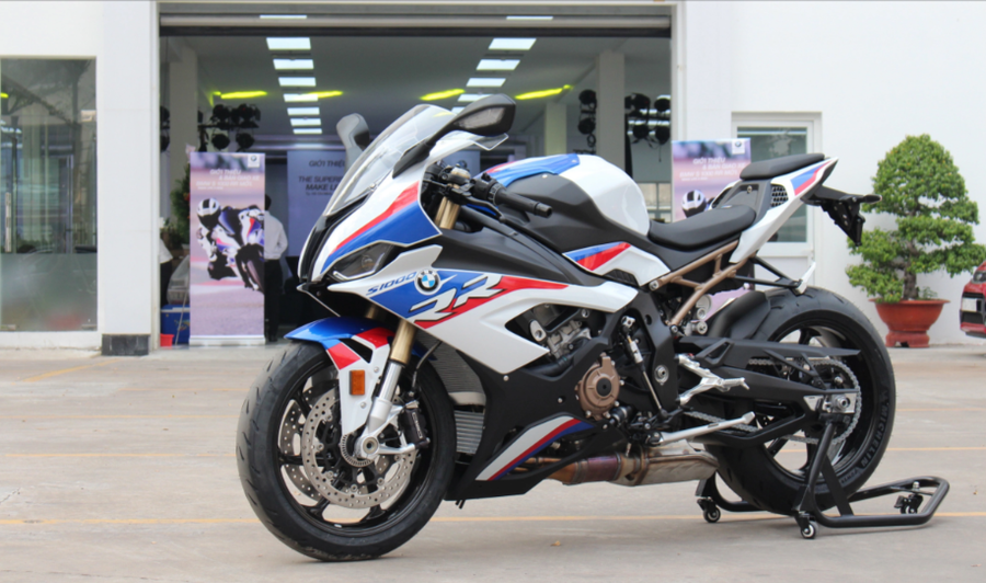 BMW S 1000 RR 2025 sở hữu thiết kế khí động học ấn tượng, nổi bật với bộ winglets tăng lực ép xuống mặt đường ở tốc độ cao. Ảnh: S.T bmw-77.png