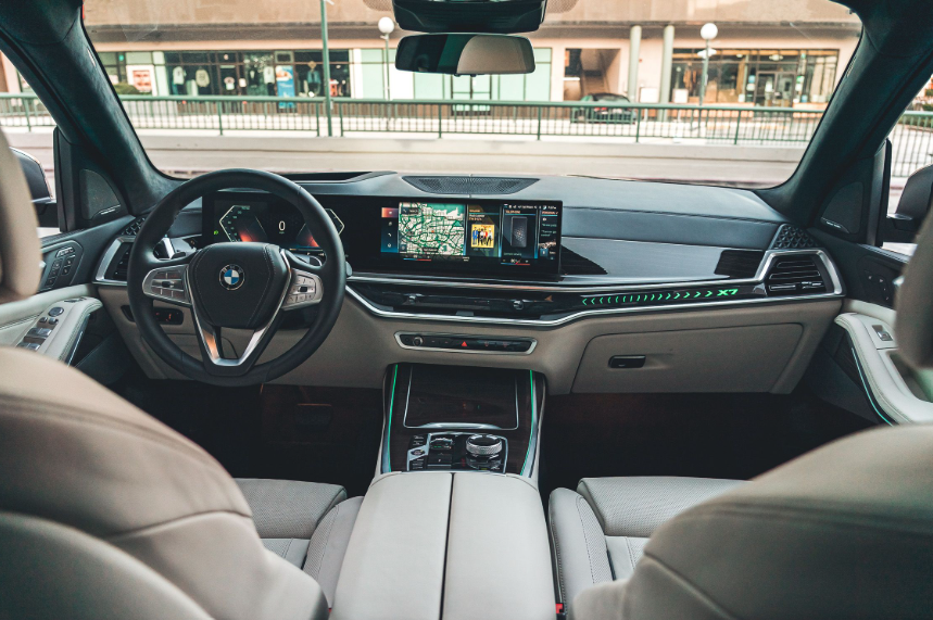 Khoang nội thất sang trọng với màn hình cong liền mạch. Ảnh: S.T bmw-27-jj.png