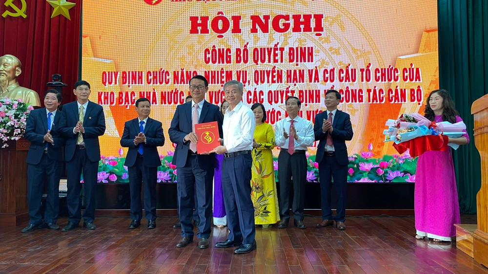 Ông Nguyễn Quang Vinh-Phó Giám đốc Kho bạc Nhà nước trao quyết định bổ nhiệm chức danh Phó Giám đốc Kho bạc Nhà nước khu vực XIV cho ông Lương Thanh Bình. Ảnh: Sơn Ca z6415475357364-ccdf792c6a311b570495a4c51f7a07da.jpg