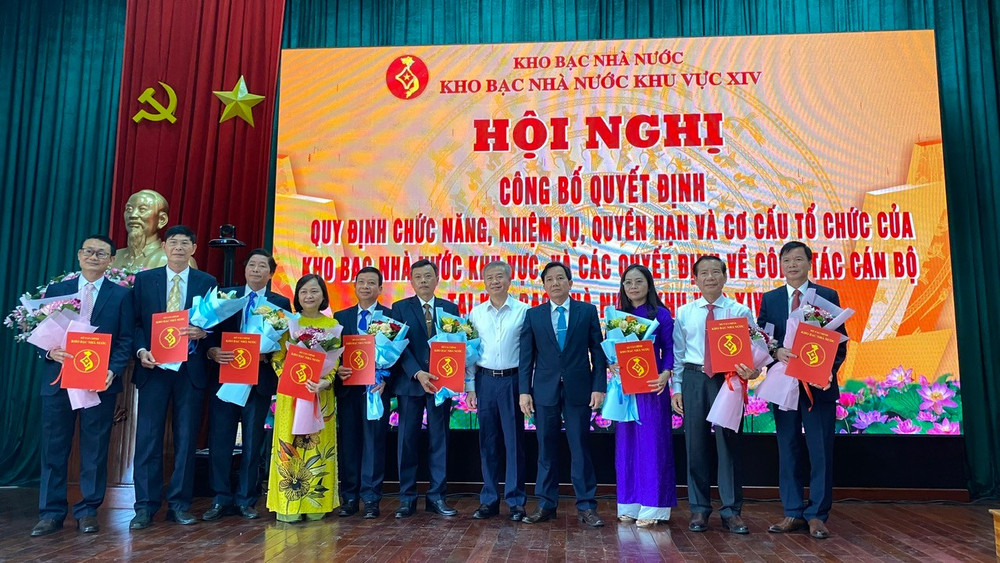 Ông Nguyễn Quang Vinh- Phó Giám đốc Kho bạc Nhà nước chúc mừng và chụp ảnh cùng tập thể Ban lãnh đạo Kho bạc Nhà nước khu vực XIV. Ảnh: Sơn Ca z6415458803723-69fe4c5473d33cfdb934eb4dfae9ce59.jpg