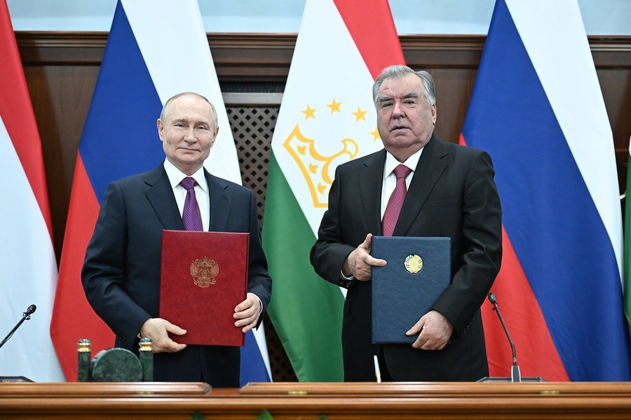 Tổng thống Nga Putin (trái) và Tổng thống Tajikistan (phải). Ảnh: Eurasianstar putin-rahmon.jpg