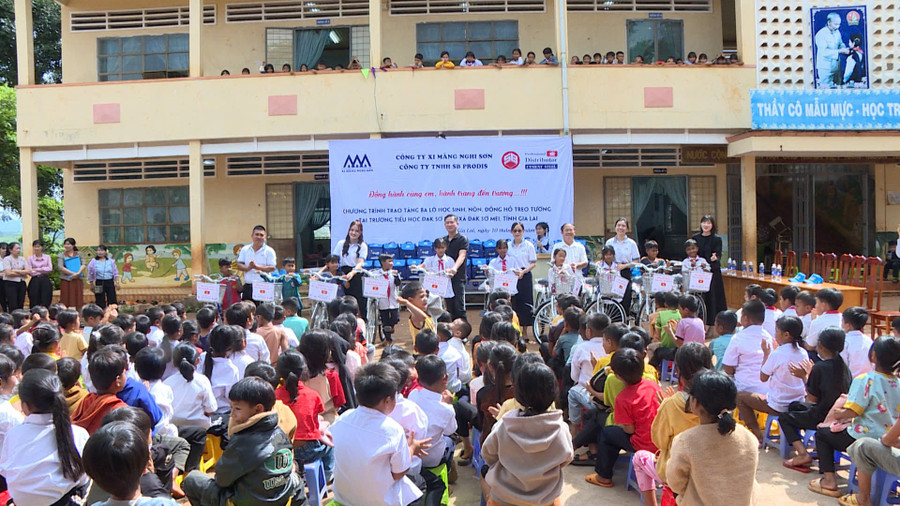 Các nhà hảo tâm tặng xe đạp cho 10 em học sinh có hoàn cảnh khó khăn tại Trường Tiểu học Đak Sơ Mei. Ảnh: Minh Trung z6996453369475-bd9cbde58b7e79ddc01c87db8b6074b5.jpg