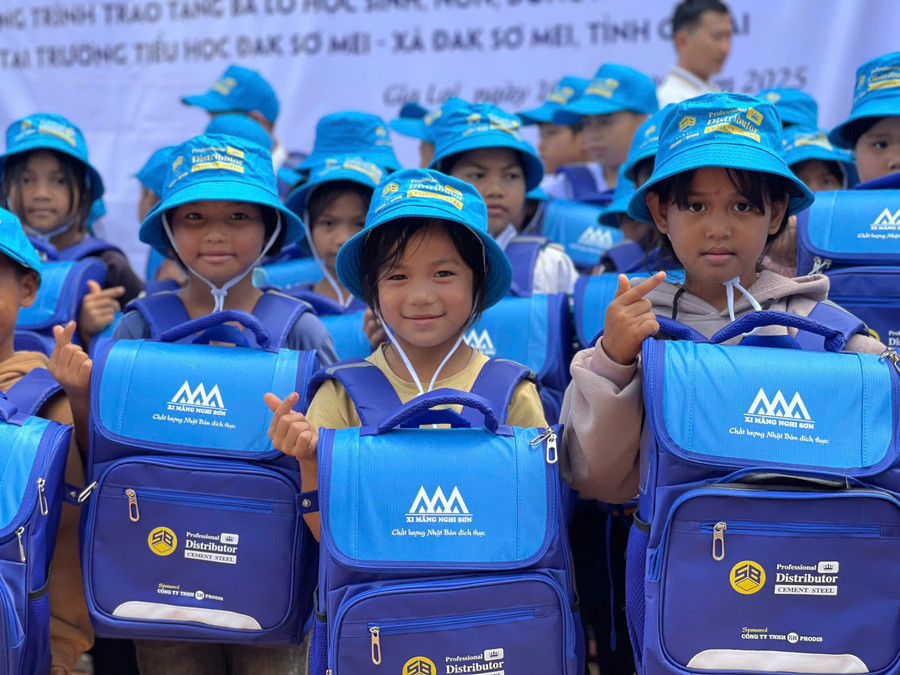 Niềm vui trên những gương mặt trẻ thơ khi nhận được món quà năm học mới. Ảnh: Minh Trung z6996342876462-e440271077de7d42076d60fff60660cb.jpg