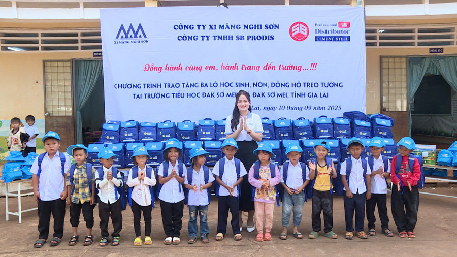 Đại diện đơn vị đồng hành trao quà cho các em nhỏ. Ảnh: Minh Trung z6996453404583-e4c76d5da2cf38763d2f167f6eb5bcdf.jpg