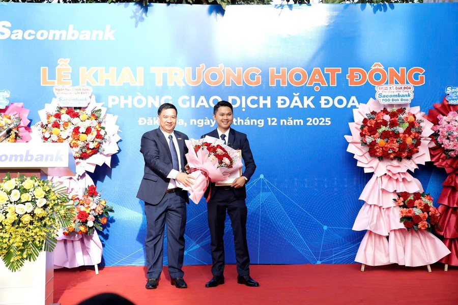 ong-le-van-qua-pho-giam-doc-sacombank-khu-vuc-mien-trung-va-tay-nguyen-trao-quyet-dinh-va-tang-hoa-chuc-mung-phong-giao-dich.jpg