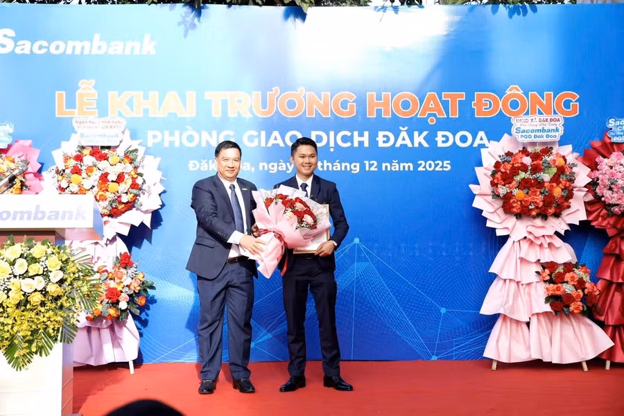 ong-le-van-qua-pho-giam-doc-sacombank-khu-vuc-mien-trung-va-tay-nguyen-trao-quyet-dinh-va-tang-hoa-chuc-mung-phong-giao-dich.jpg