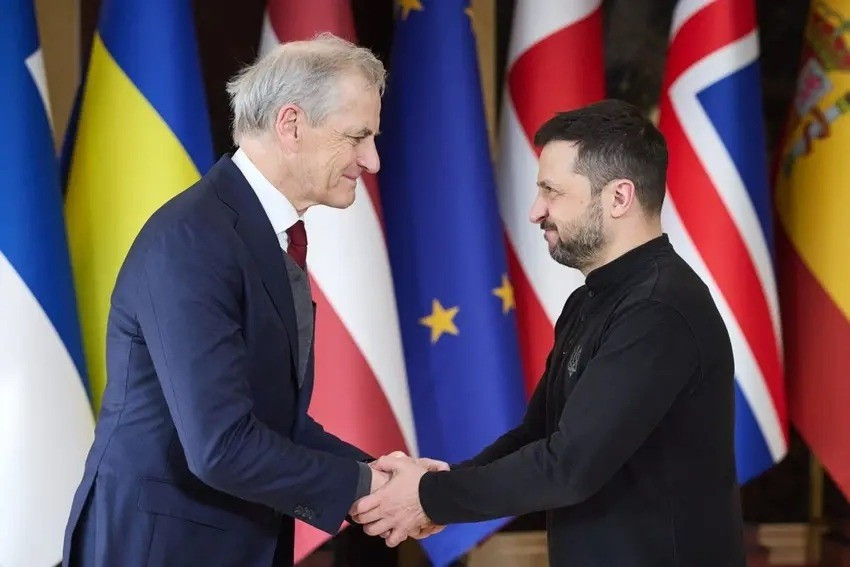 Thủ tướng Na Uy Jonas Gahr Store (trái) và Tổng thống Ukraine Volodymyr Zelensky. Ảnh: Reuters zelensky-in-oslo-for-talks-with.jpg