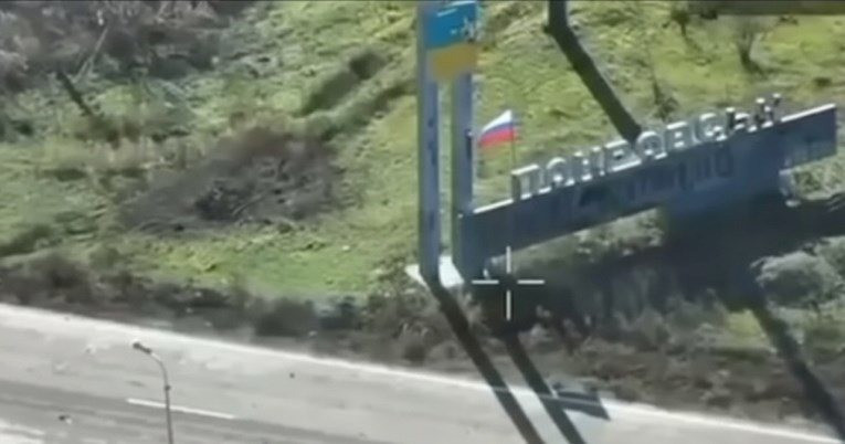 Nga cắm cờ ở cửa ngõ phía tây của thành phố Pokrovsk. Ảnh: Kyiv Independent the-gioi-24h-nga-cam-co-o-cua-ng.jpg