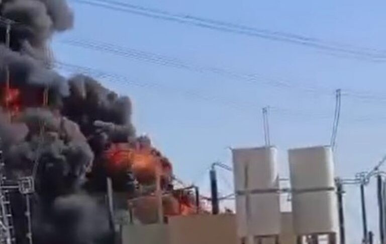 Tấn công bằng máy bay không người lái nhằm vào Sudan. Ảnh: sudantribune atbara-power-station-burning-after-an-rsf-drone-attack-on-april-14-2025-768x485.jpg