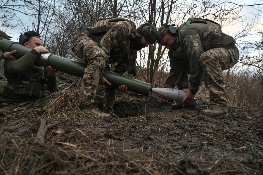 Binh sĩ Ukraine chuẩn bị hỏa lực. Ảnh: Reuters ukrajpg-1758539364290.jpg