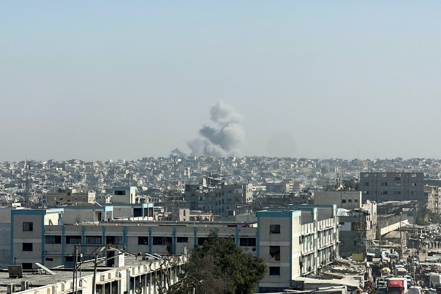 Khói bốc lên sau vụ không kích của Israel tại Khan Younis, phía Nam Dải Gaza ngày 20-10. Ảnh: Reuters rs-2025-10-20t104143z-1477775333.jpg