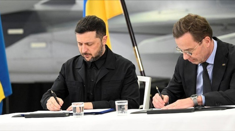 Tổng thống Ukraine Volodymyr Zelensky và Thủ tướng Thụy Điển Ulf Kristersson ký thỏa thuận phát triển năng lực không quân. Ảnh: Reuters cdo6u6hrbrp47oyep4s3njjcfe-4926.jpg