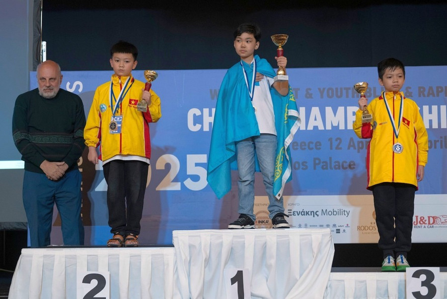 Hoàng Tấn Vinh nhận huy chương bạc cờ chớp tại Giải vô địch trẻ Cờ nhanh và Cờ chớp thế giới diễn ra ở Hy Lạp vào tháng 4-2025. Ảnh: NVCC u10-open.jpg