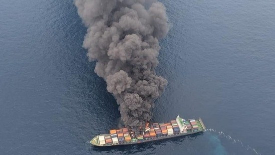 Tàu hàng bốc cháy trên Biển Aden. Ảnh minh họa: Internet ship-on-fire-1760789740487-17607.jpg