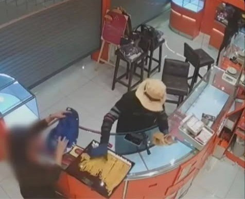 Ảnh camera an ninh ghi lại vụ cướp. Ảnh: Bangkok Post