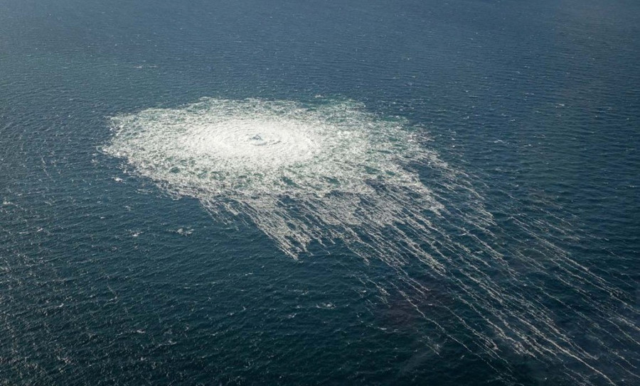 Bọt khí nổi lên từ vị trí đường ống Nord Stream 2 bị đánh bom trên biển Baltic, ngày 27/9/2022. Ảnh: Reuters 2022-09-27t130452z-309811351-r-7.jpg