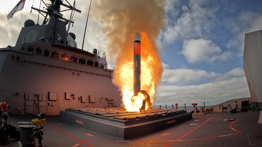 Tên lửa Tomahawk tầm xa được phóng từ tàu sân bay. Ảnh: Newsweek 2540540-australian-warship-fires.jpg