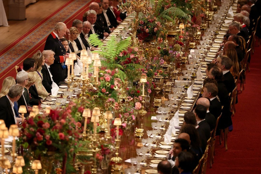 Tổng thống Trump cùng phu nhân dự yến tiệc cấp nhà nước tại Lâu đài Windsor. Ảnh: Reuters uwhbmu6rj5ktrinzggzwz4kbge.jpg