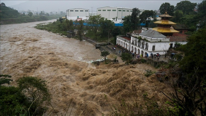 Mực nước sông Bagmati dâng cao trong trận mưa ở Kathmandu, Nepal vào ngày 4-10. Ảnh: AA thumbs-b-c-a0f5af5ad5c409949fe92.jpg