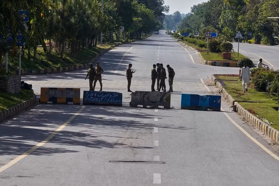 mot-tuyen-duong-bi-phong-toa-o-islamabad-ngay-104-anh-ap.jpg