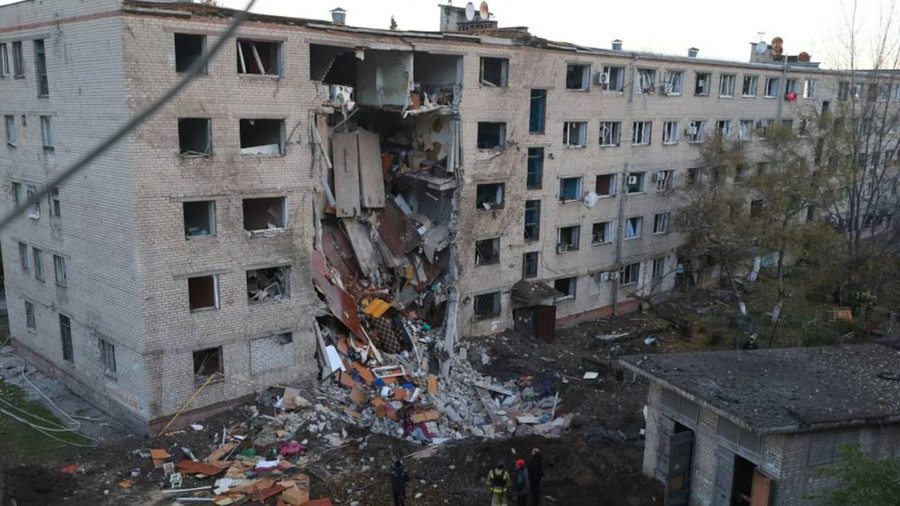 Một tòa nhà bị thiệt hại nặng nề sau một cuộc tấn công ở Zaporizhia, Ukraine, ngày 30-10-2025. Ảnh: AP fujucko72nhmbbmpia7ezqloii.jpg