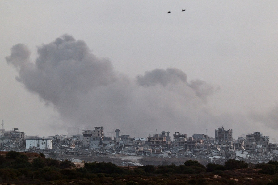 Khói bốc lên từ Gaza sau một vụ nổ. Ảnh: Reuters 2025-10-05t165415z-1448228514-rc.jpg