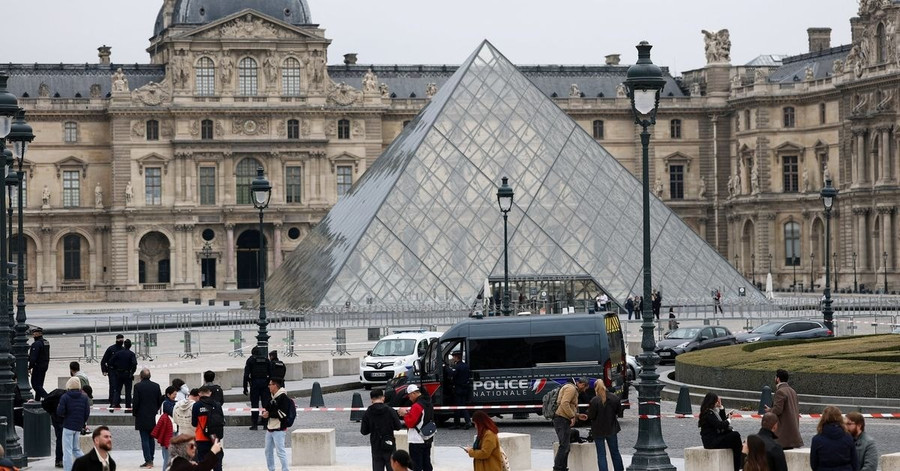 Xe cảnh sát đậu trên sân Bảo tàng Louvre sau vụ trộm trang sức ngày 19-10. Ảnh: Reuters 566356124-1365662422091153-46478.jpg