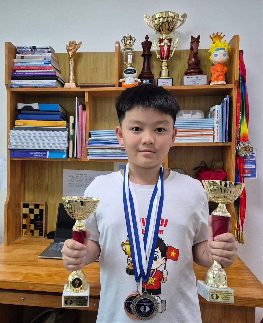 Hoàng Tấn Vinh và một phần bộ sưu tập giải thưởng cờ vua của em. Ảnh: B.N 1760329565214.jpg