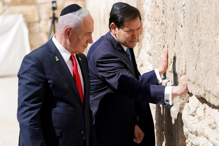 Ngoại trưởng Mỹ Marco Rubia thăm Bức tường phía Tây Jerusalem. Ảnh: Reuters rls3glqdjriyfbmwuzk4mweca4.jpg