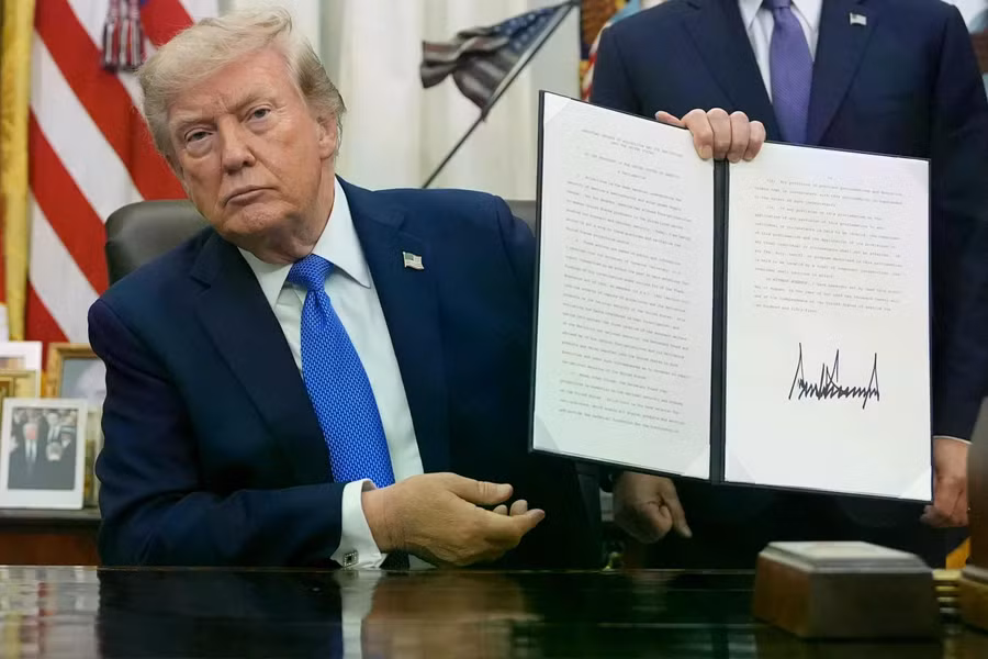 tong-thong-trump-ky-sac-lenh-moi.jpg