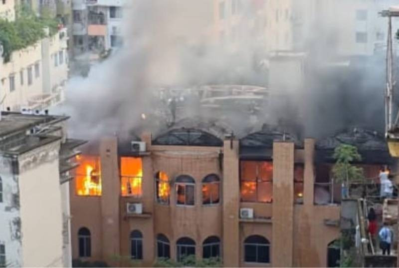 Quang cảnh vụ cháy nhà máy may và kho hóa chất ở thủ đô Dhaka, Bangladesh. Ảnh: 24newshd 16-killed-fire-engulfs-chemical-warehouse-garment-factory-bangladesh-1760449959-4498.jpg