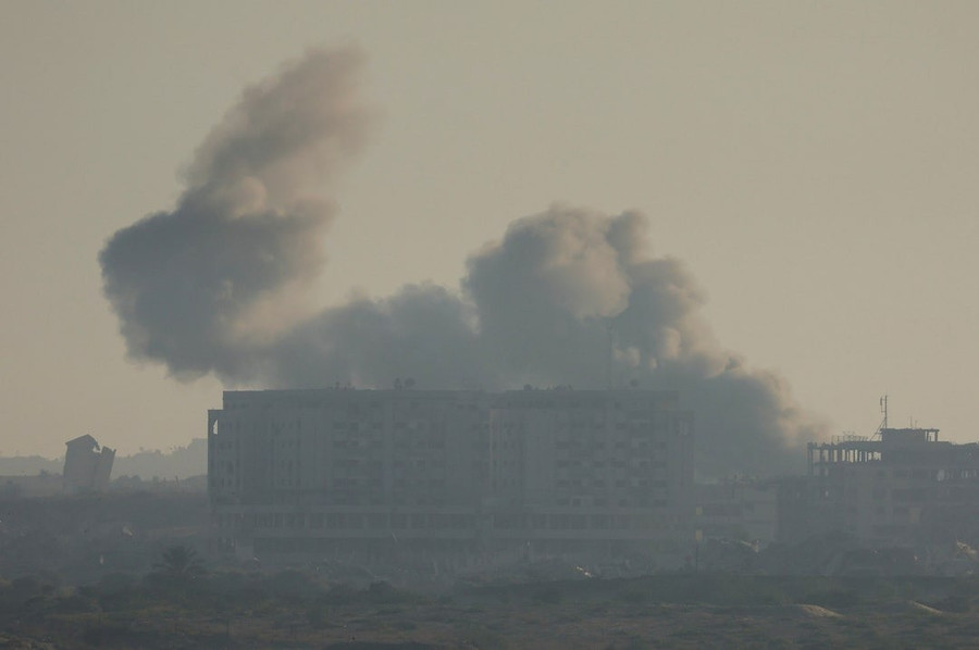Khói bốc lên sau một cuộc không kích của Israel, nhìn từ trung tâm Dải Gaza, ngày 20-9-2025. Ảnh: Reuters ihe33clrnjisvcv3flbyha6pyi.jpg