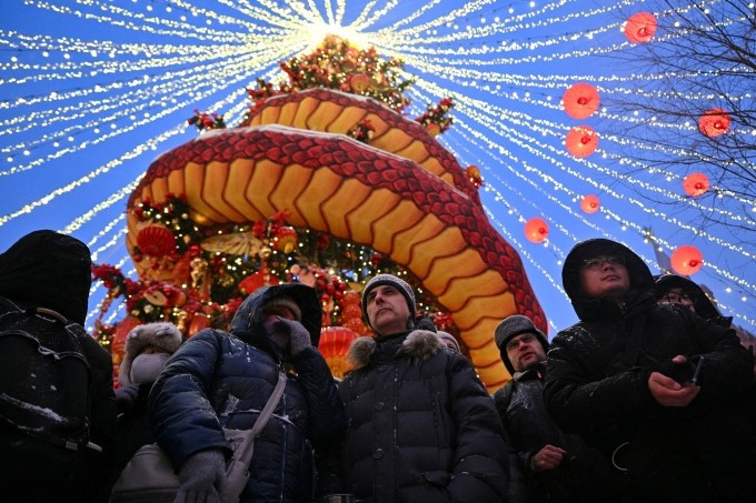 Mọi người ăn mừng đêm giao thừa năm Bính Ngọ tại Quảng trường Manezhnaya ở Moscow. Ảnh: AFP