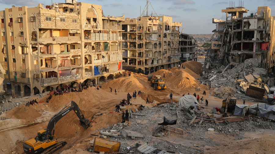 Hoạt động tìm kiếm thi thể tại khu vực Khan Younis ở Thành phố Gaza. Ảnh: AP skynews-gaza-ceasefire-7062848.jpg