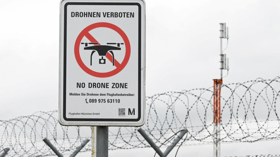 Tấm biển cấm máy bay không người lái bên ngoài một sân bay ở Munich, Đức. Ảnh: Reuters 2025-10-06t125133z-1787507689-rc.jpg