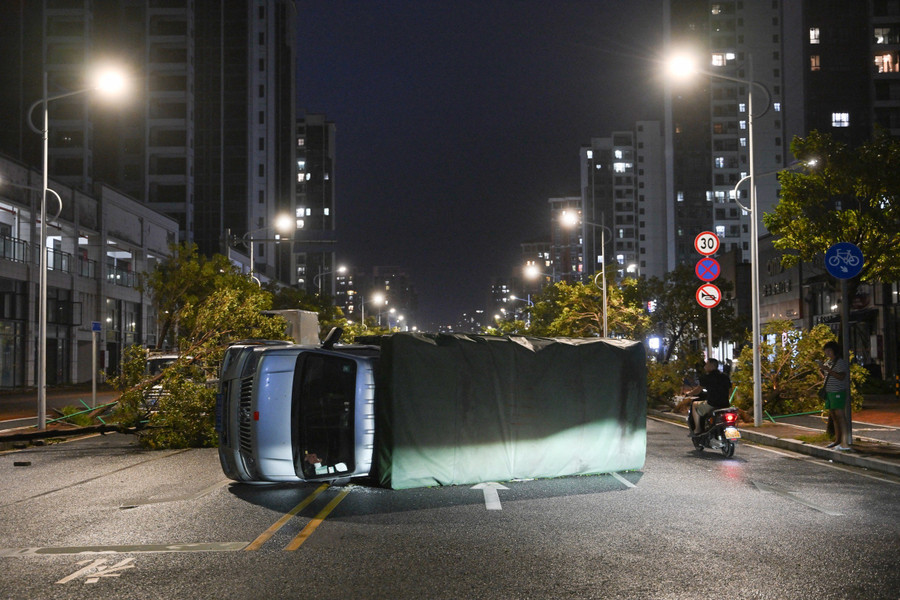 Xe tải bị lật do bão Ragasa ở thành phố Dương Giang, tỉnh Quảng Đông ngày 24-9. Ảnh: AFP afp-20250924-76lc2hr-v1-highre-7.jpg
