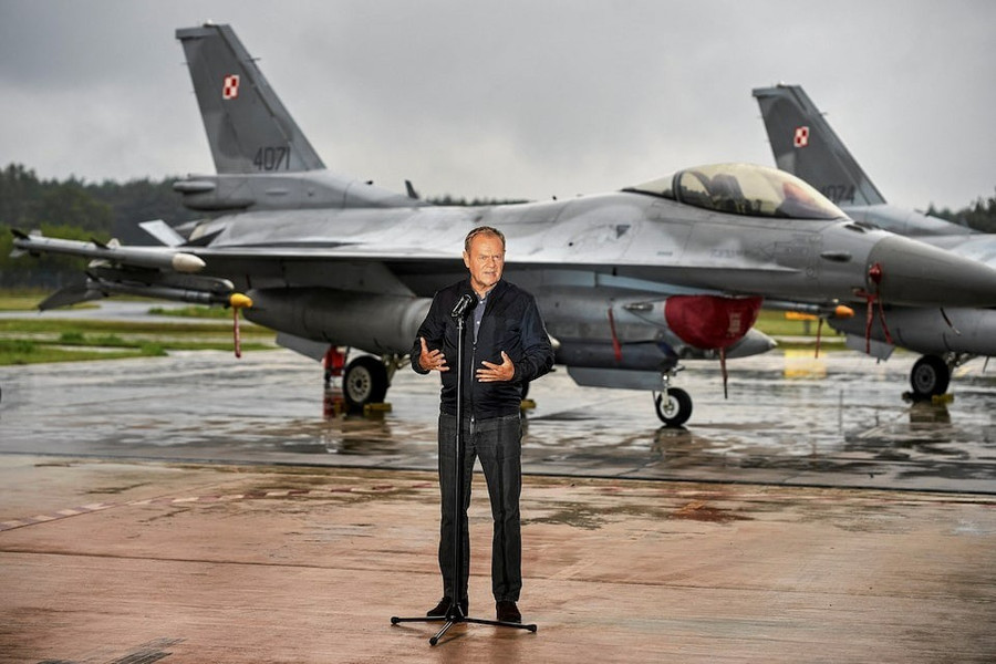 Thủ tướng Ba Lan Donald Tusk đứng trước các máy bay chiến đấu F-16 của Không quân Ba Lan khi ông tổ chức họp báo về mối đe dọa từ UAV Nga tại Căn cứ Không quân Chiến thuật số 32 ở Lask, ngày 11 -9-2025. Ảnh: Reuters p5hcpg23lbkwvlowpiga3auu6a.jpg