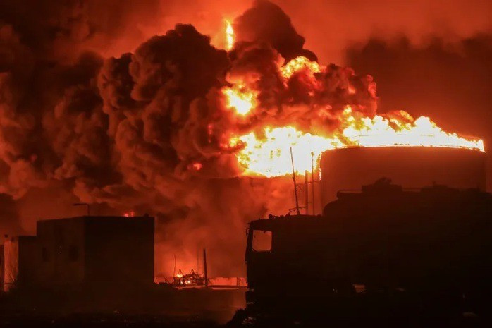 Israel tấn công cảng Hodeidah. Ảnh: AP yemen-1758041154145337478659.jpg