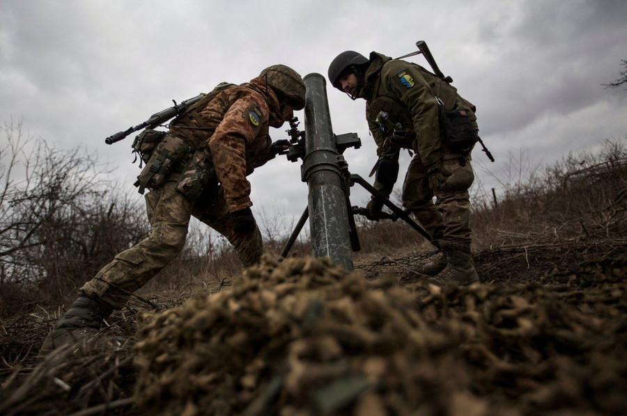 Binh sĩ Ukraine triển khai súng cối trên tiền tuyến. Ảnh: Reuters 1jpg-1760092164413.jpg