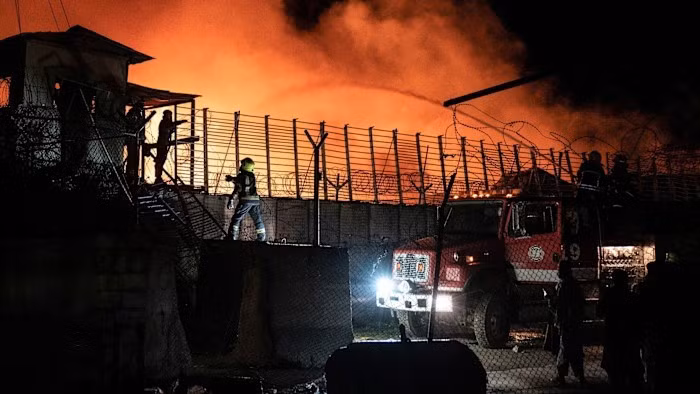 Lính cứu hỏa Afghanistan dập tắt đám cháy tại trung tâm cai nghiện ma túy ở Kabul. Ảnh: AFP