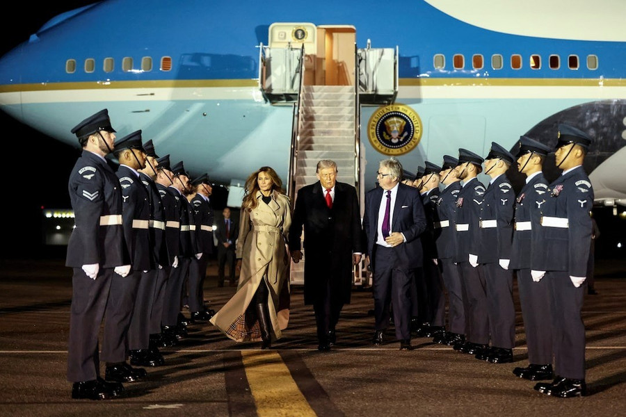 Tổng thống Mỹ Donald Trump và đệ nhất phu nhân hạ cánh xuống sân bay Standed ở London, chuẩn bị cho chuyến thăm cấp nhà nước thứ hai đến Vương quốc Anh. Ảnh: Reuters 5obi4dbs4zlurnuj5aclbti3ia.jpg