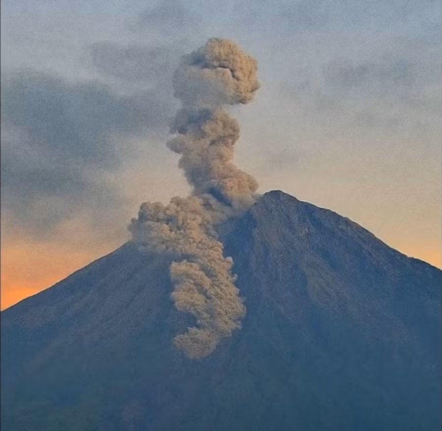 Theo ông Sigit Rian Alfian, nhân viên tại Trạm Quan sát Núi Semeru, vụ phun trào đầu tiên xảy ra lúc 5 giờ 22 phút sáng giờ địa phương, tạo ra cột tro bụi cao khoảng 5.176m so với mực nước biển. Ảnh: Facebook/Vulcaniya
