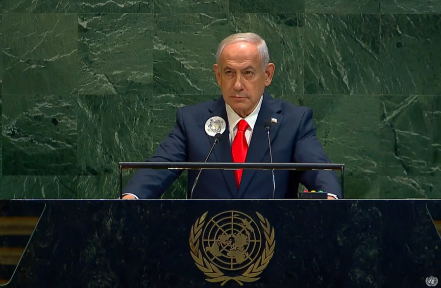 Biểu cảm của Thủ tướng Israel Netanyahu khi chứng kiến đại diện nhiều quốc gia rời khỏi phòng họp. Ảnh: UN screenshot-2025-09-27-054110.png