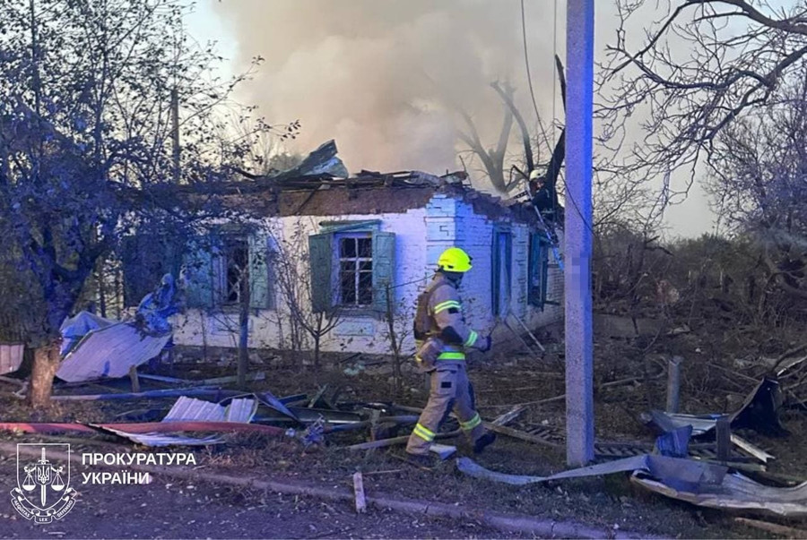 Thiệt hại tại thành phố Lozova do bom lượn mới của Nga gây ra. Ảnh: The Kyiv Independent image-33.jpg
