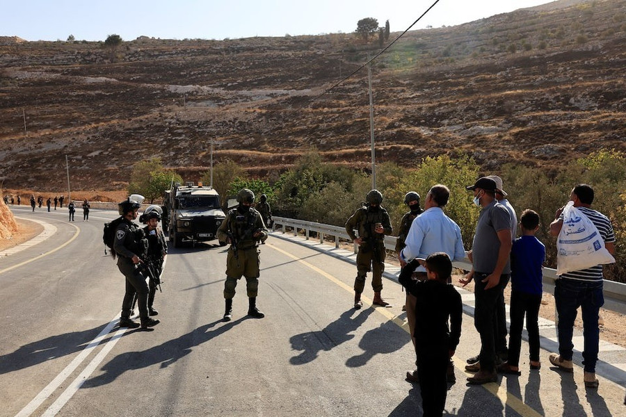 Các thành viên của lực lượng Israel chặn đường người Palestine và các nhà hoạt động nước ngoài đến thu hoạch ô liu gần Hebron, Bờ Tây, ngày 23-10-2025. Ảnh: Reuters p246x3yzbjn5lgwzuxh5w5pc2y.jpg